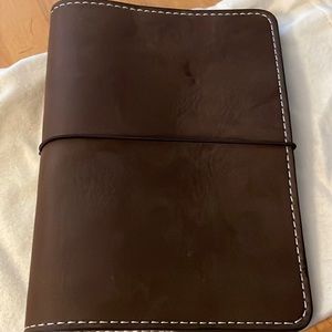 Chic Sparrow Chocolate w/ White Stitching Crème | Folio - B6